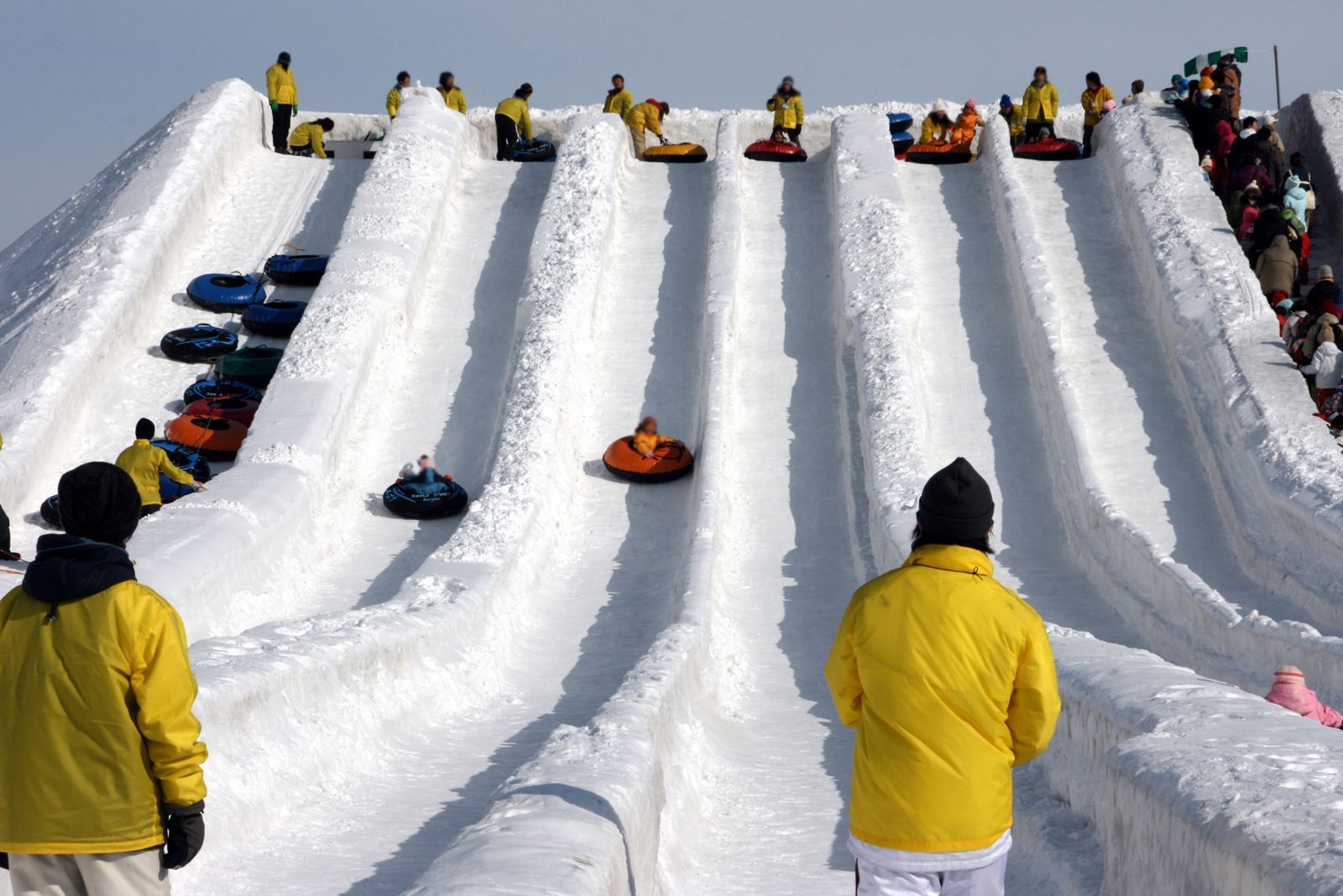 百座冰雕、梦幻点灯、更有北海道人气美食街 一起来札幌冰雪祭吧！ 