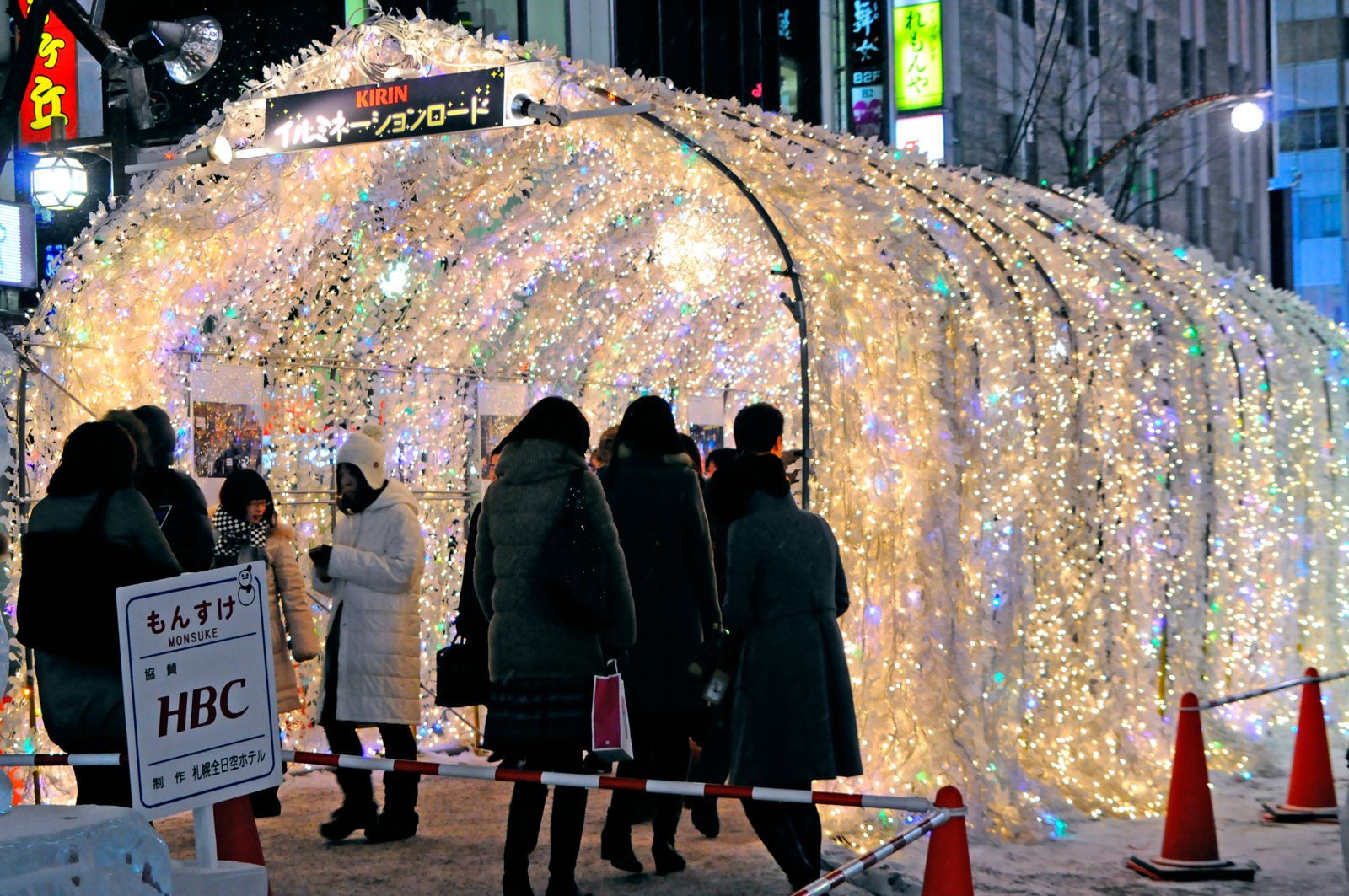 百座冰雕、梦幻点灯、更有北海道人气美食街 一起来札幌冰雪祭吧！ 