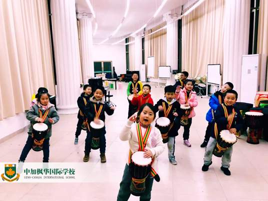 中加枫华非洲鼓选修课：感受节奏的律动，体会学习音乐的快乐