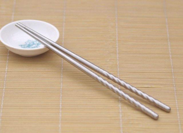 为什么只能用竹子来做筷子，不能用钢铁呢？