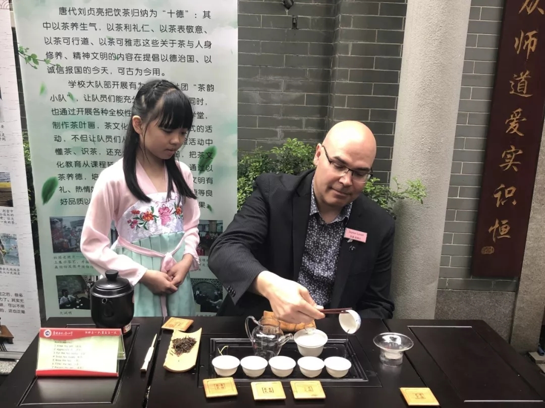 香茶迎贵客 中加心相连 ——康有为纪念小学中加联谊活动