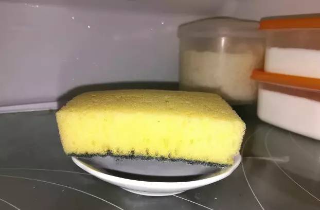 她把小苏打撒到房间角落里，第二天奇迹出现了！
