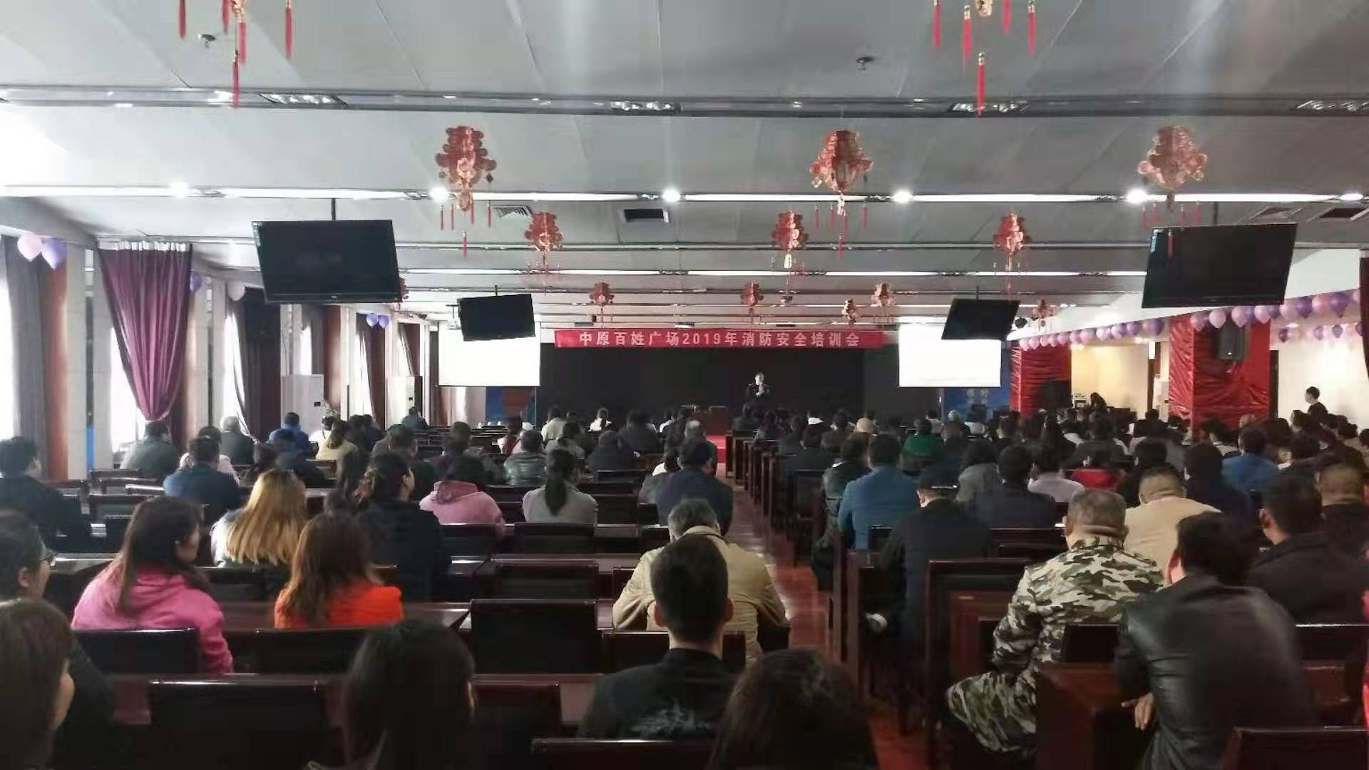 河南郑州中原百姓广场开展消防安全讲座