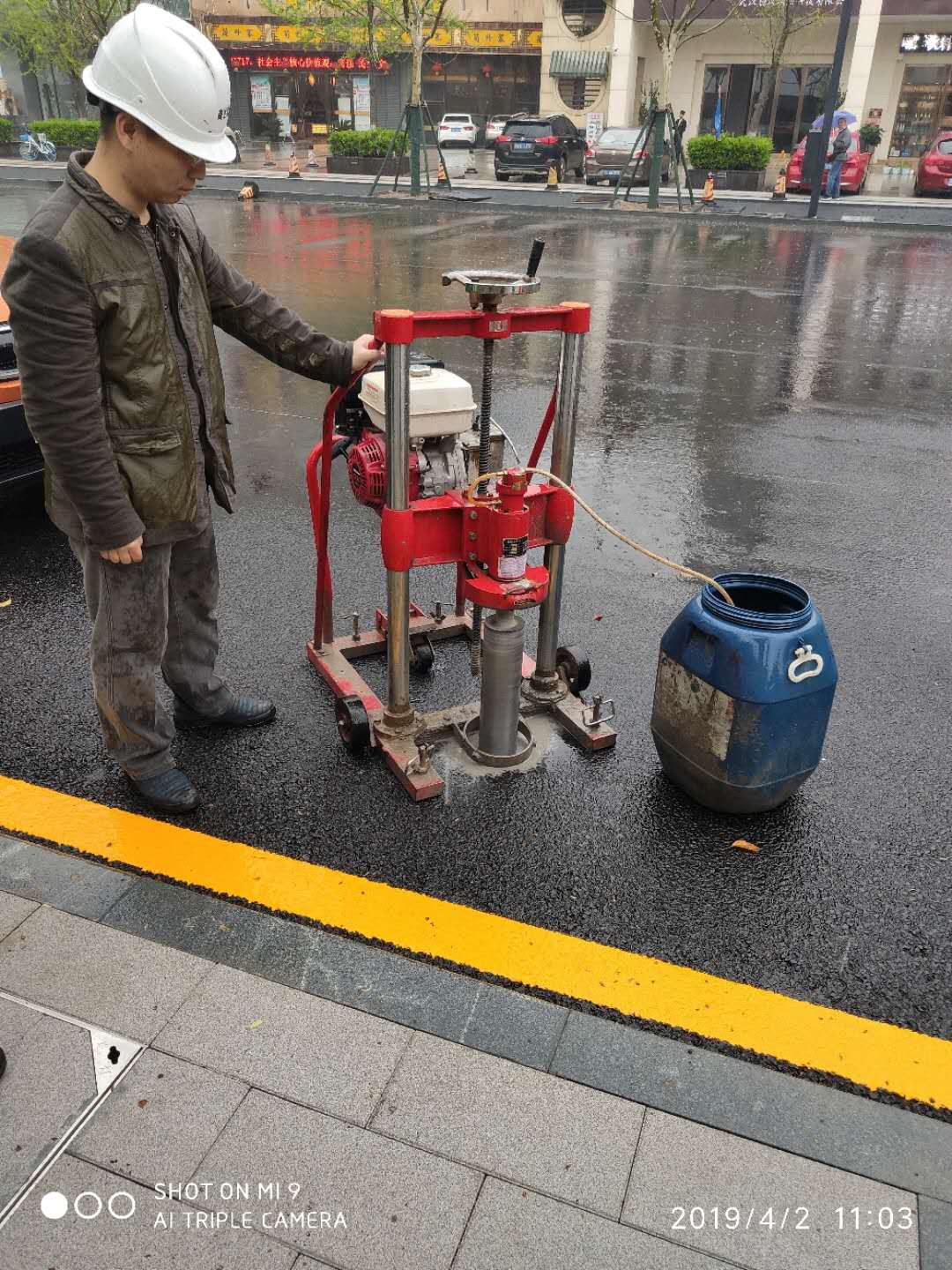 路達建設(shè)工程檢測公司冒雨檢測助推臨江大道軍運會項目建設(shè)