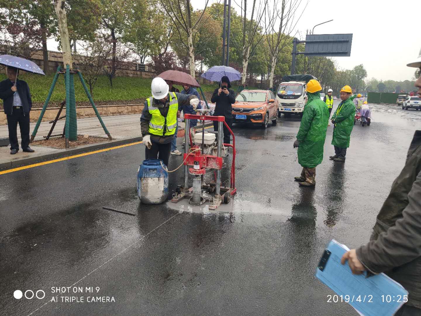 路達建設(shè)工程檢測公司冒雨檢測助推臨江大道軍運會項目建設(shè)