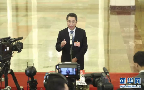 申长雨在全国两会“部长通道”接受媒体采访 