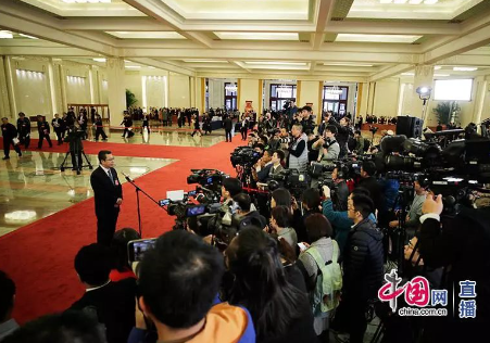 申长雨在全国两会“部长通道”接受媒体采访 