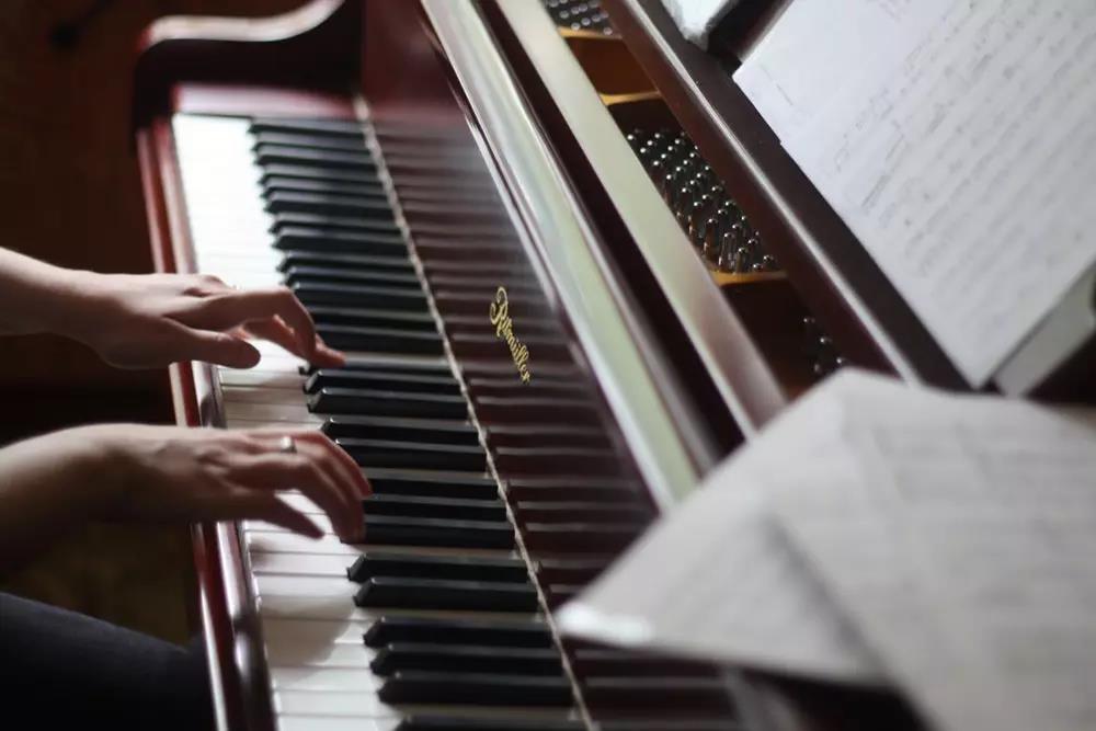 手指长更适合弹钢琴吗？