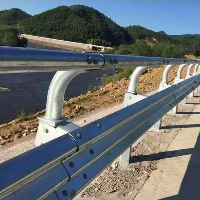 三波护栏板安装 三波护栏板安装