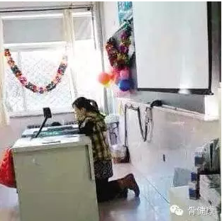 女教师为何跪着上课?腰椎间盘突出惹得祸! 女教师为何跪着上课?腰椎间盘突出惹得祸!