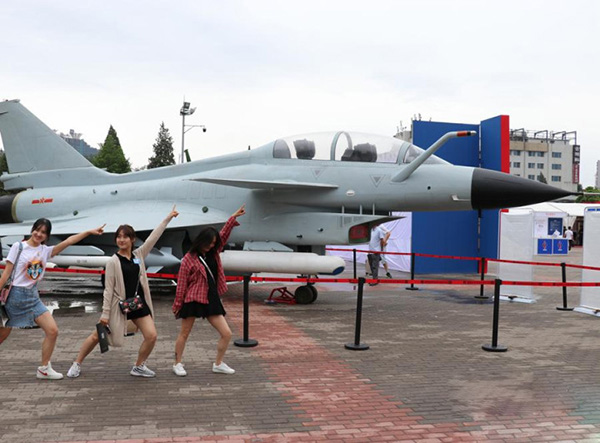 航譽科技攜1:1殲-10S戰斗機模型亮相第21屆北京科博會