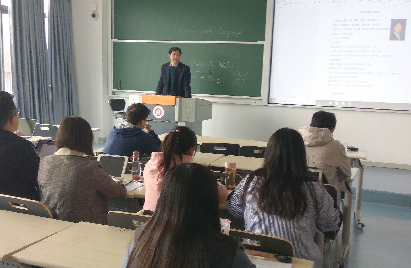 郭军律师为华东师大法学院学生讲课