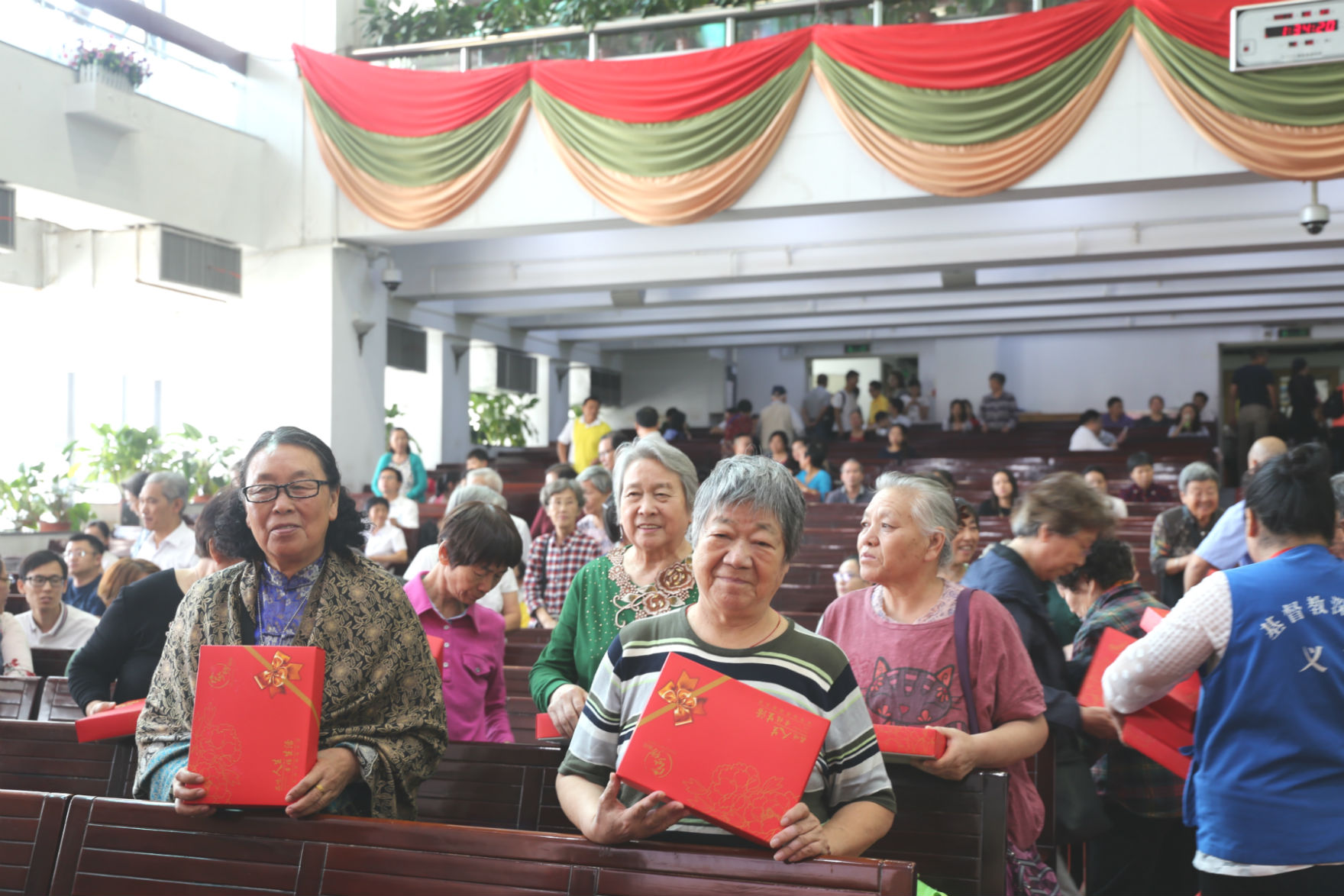 白发是智慧的冠冕——重阳节敬老孝亲活动 白发是智慧的冠冕——重阳节敬老孝亲活动