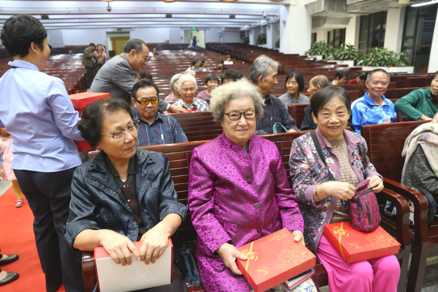 白发是智慧的冠冕——重阳节敬老孝亲活动 白发是智慧的冠冕——重阳节敬老孝亲活动