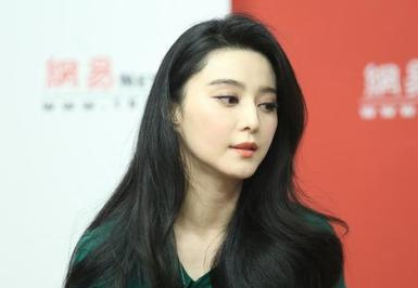 除了盛世美颜,你是否也被范冰冰的一头秀发给迷住了。 除了盛世美颜,你是否也被范冰冰的一头秀发给迷住了。