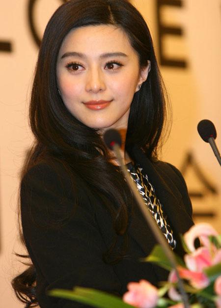 除了盛世美颜,你是否也被范冰冰的一头秀发给迷住了。 除了盛世美颜,你是否也被范冰冰的一头秀发给迷住了。