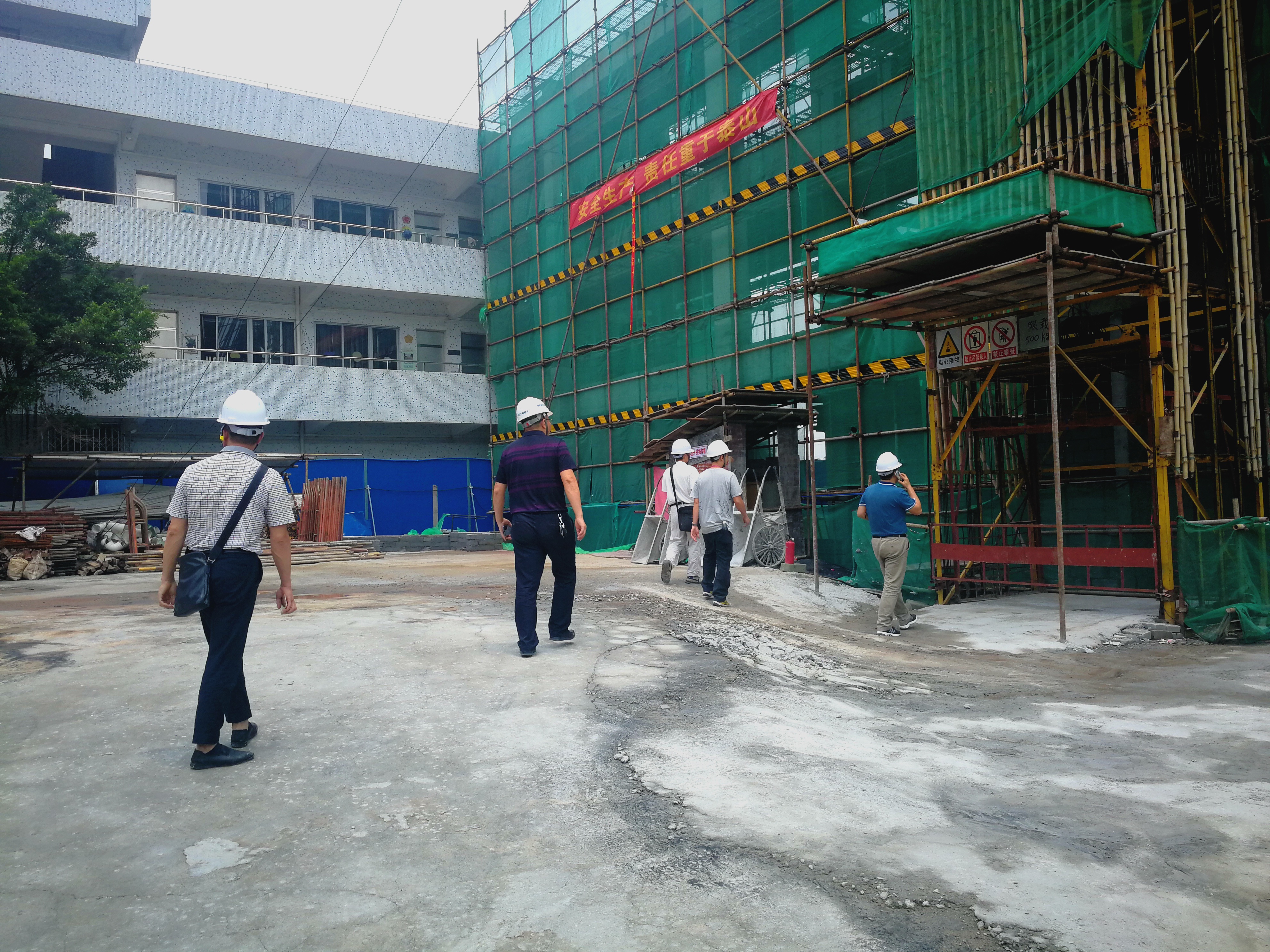 广州市住建委专家及番禺区安监站一行8人，来到福涌小学体育馆项目进行质量安全检查。(第二事所)