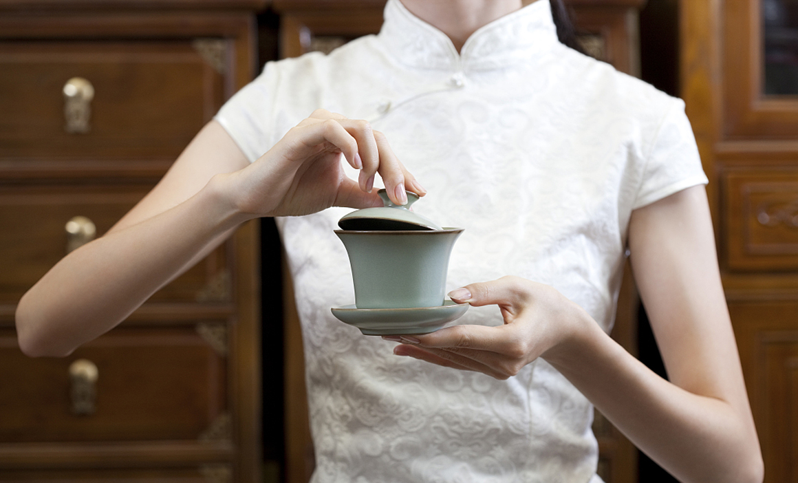 然后将茶汤分别倒入每个客人的闻香杯,茶道的程序茶斟七分满,表示对