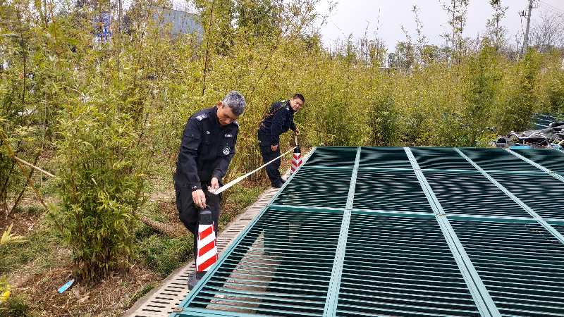 美化環(huán)境迎接軍運 運營公司東湖隧道項目部組織通風(fēng)天窗清理工作