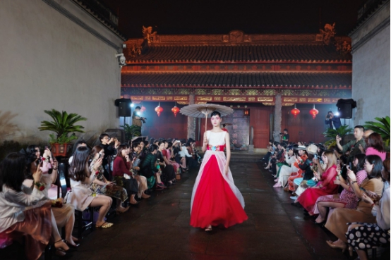 “水平铺·绣衣” 2019遐衣霓裳高级定制发布会圆满落幕 “水平铺·绣衣” 2019遐衣霓裳高级定制发布会圆满落幕