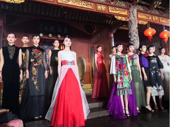 “水平铺·绣衣” 2019遐衣霓裳高级定制发布会圆满落幕 “水平铺·绣衣” 2019遐衣霓裳高级定制发布会圆满落幕