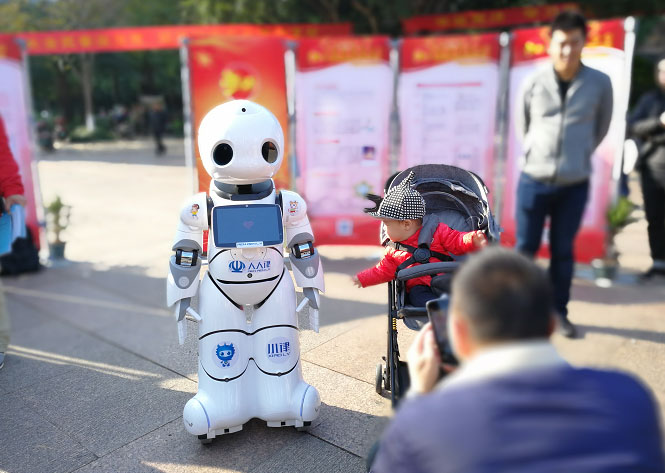 今天是国家宪法日 温州普法机器人现场“普法”！