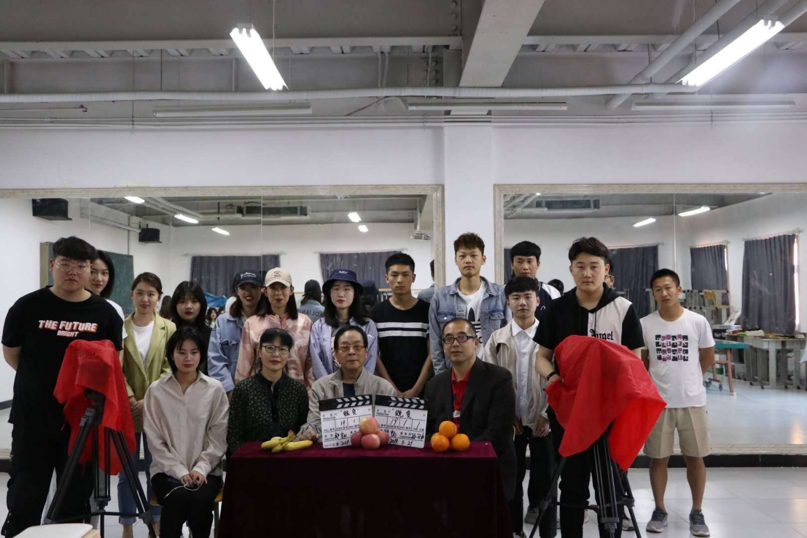 辛勤劳作,破茧成蝶——文化産業管理系微电影《蜕变》开机 辛勤劳作,破茧成蝶——文化産業管理系微电影《蜕变》开机