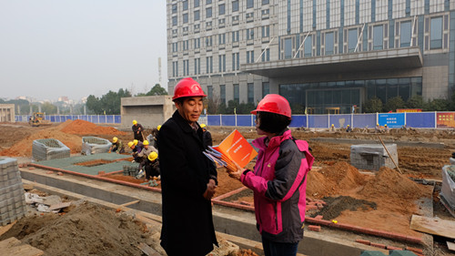 宣講十九大精神，送法進工地