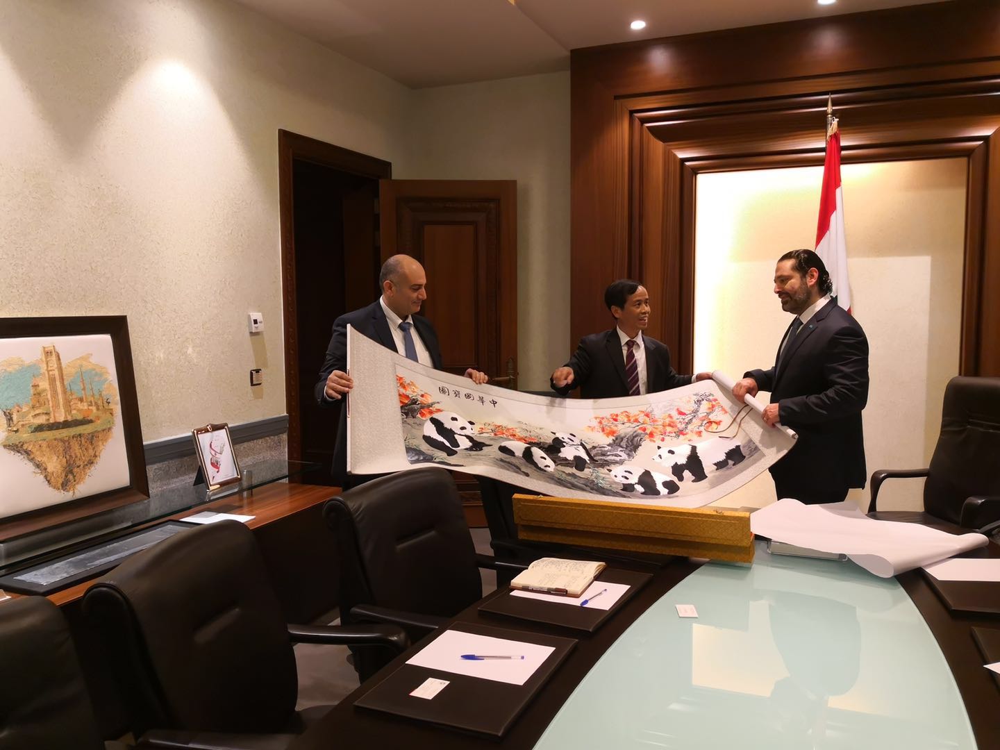 The delegation presented a Chinese painting to H.E. Mr. Hariri as a gift.