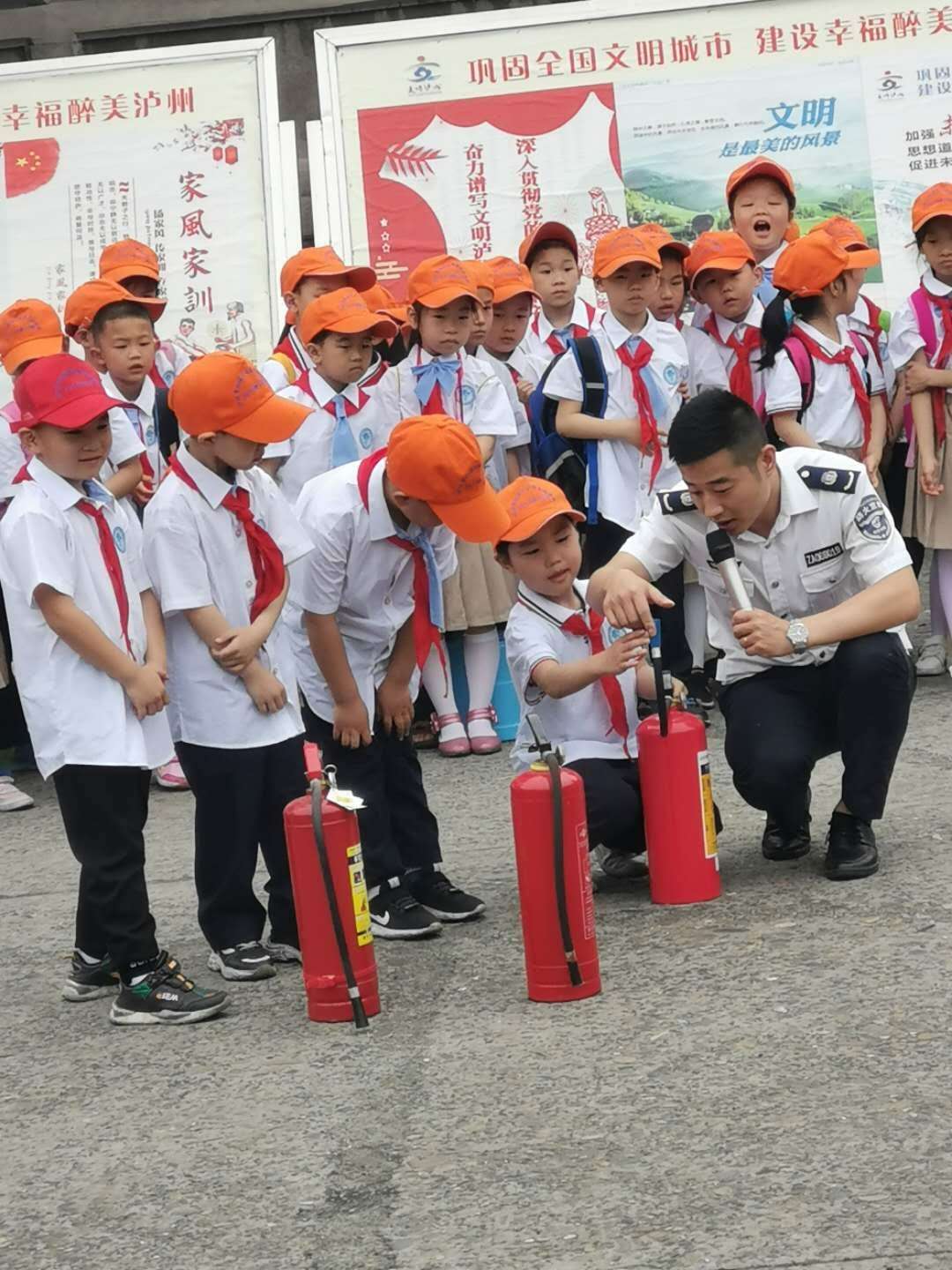  泸州市护国战争纪念馆开展消防安全培训演练