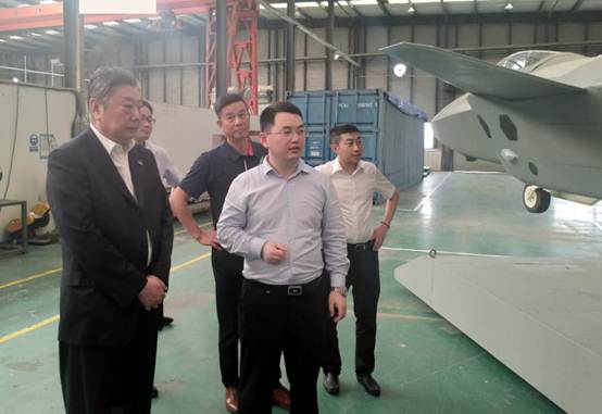 中國航空學會理事長林左鳴一行考察航譽科技 總經理甘兆友陪同考察