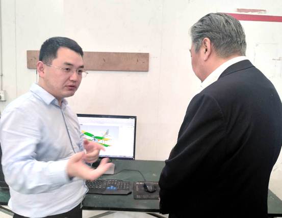 中国航空学会理事长林左鸣一行考察航誉科技 总经理甘兆友陪同考察