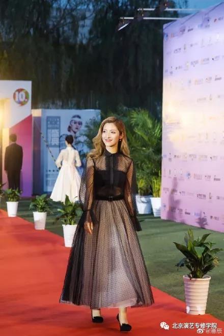 我院毕业生潘辰受邀助演第十届国际大学生时尚设计盛典