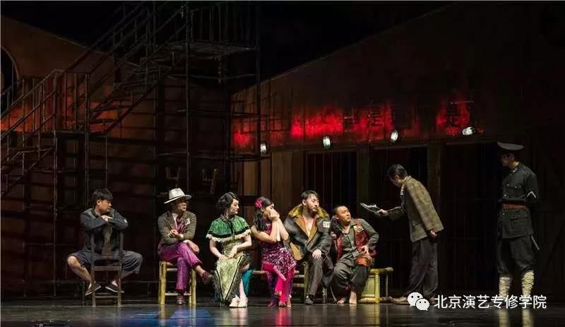 我院文化产业管理系毕业生庄毅参演易中天首部话剧《模范监狱》