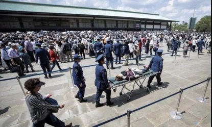 天皇德仁接受民众朝贺首日 14万民众涌进皇居 天皇德仁接受民众朝贺首日 14万民众涌进皇居