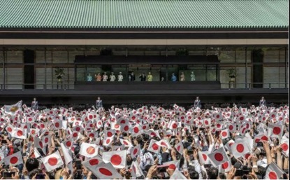 天皇德仁接受民众朝贺首日 14万民众涌进皇居 天皇德仁接受民众朝贺首日 14万民众涌进皇居