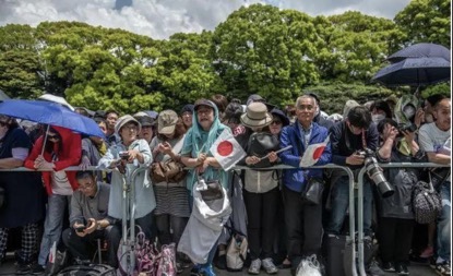天皇德仁接受民众朝贺首日 14万民众涌进皇居 天皇德仁接受民众朝贺首日 14万民众涌进皇居