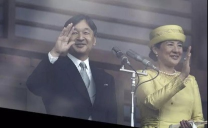 天皇德仁接受民众朝贺首日 14万民众涌进皇居 天皇德仁接受民众朝贺首日 14万民众涌进皇居