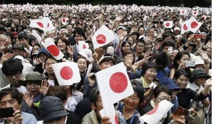 天皇德仁接受民众朝贺首日 14万民众涌进皇居 天皇德仁接受民众朝贺首日 14万民众涌进皇居