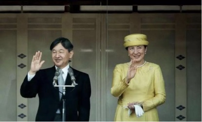 天皇德仁接受民众朝贺首日 14万民众涌进皇居 天皇德仁接受民众朝贺首日 14万民众涌进皇居