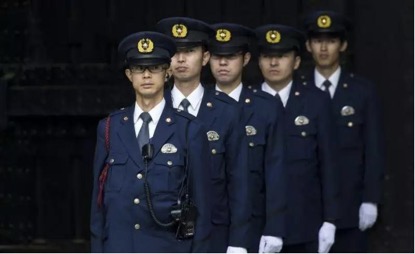 天皇德仁接受民众朝贺首日 14万民众涌进皇居 天皇德仁接受民众朝贺首日 14万民众涌进皇居