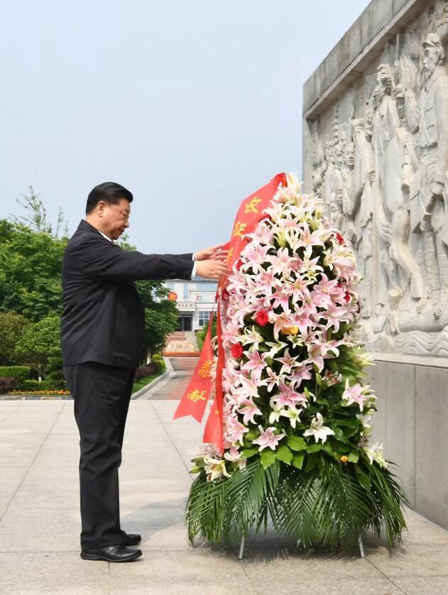 習近平總書記又參觀我司設計施工和布展的展館并向中央紅軍長征出發(fā)紀念碑敬獻花籃