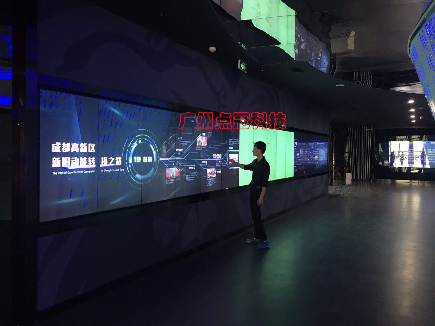 “竖向”拼接屏多点触摸互动墙 “竖向”拼接屏多点触摸互动墙