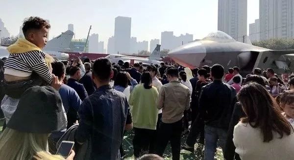 安徽阜陽國防兵器展來了,大型尖端裝備、乘坐坦克刷爆朋友圈 安徽阜陽國防兵器展來了,大型尖端裝備、乘坐坦克刷爆朋友圈