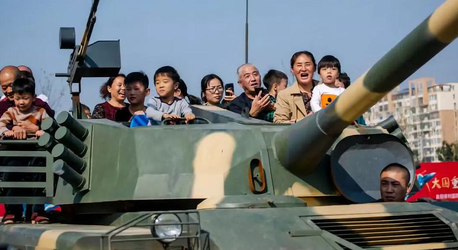 安徽阜陽國防兵器展來了,大型尖端裝備、乘坐坦克刷爆朋友圈 安徽阜陽國防兵器展來了,大型尖端裝備、乘坐坦克刷爆朋友圈