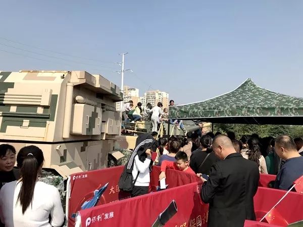 安徽阜阳国防兵器展来了，大型尖端装备、乘坐坦克刷爆朋友圈
