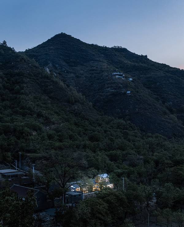 clip_image002.jpg 说明: https://oss.gooood.cn/uploads/2019/05/003-huasheshanjian-guest-house-china-by-upa-960x1181.jpg