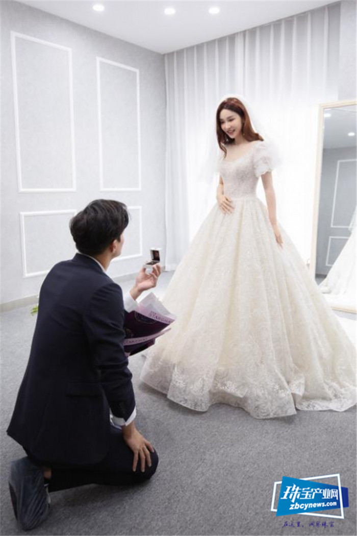 演员李子峰求婚成功!用DR求婚钻戒为爱承诺! 演员李子峰求婚成功!用DR求婚钻戒为爱承诺!