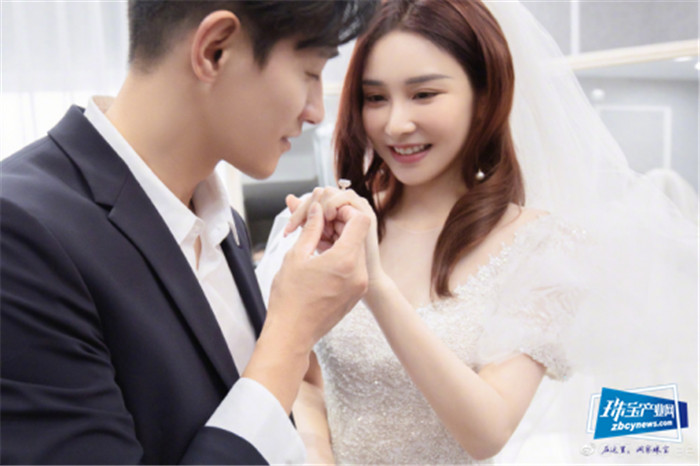 演员李子峰求婚成功!用DR求婚钻戒为爱承诺! 演员李子峰求婚成功!用DR求婚钻戒为爱承诺!