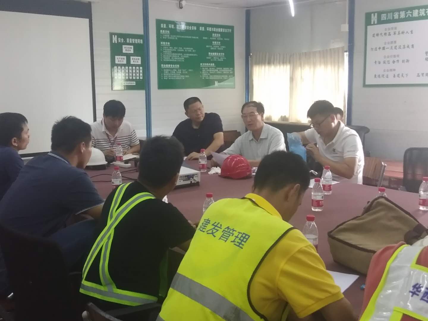 广州市住房和城乡建设局领导及专家到第二工程管理事务所的广州碧桂园项目工地上进行检查。